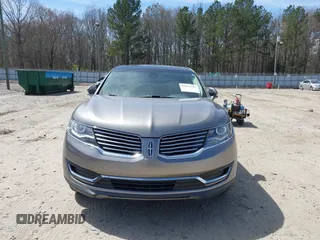 2017 Lincoln MKX Reserve z VIN 2LMPJ8LR4HBL41092, wystawiony jako IAAI lot #41815783 z przebiegiem 104 578 mil mil oraz . Historia ofert i sprzedaży dostępna na DreamBid. Obrazek 12.