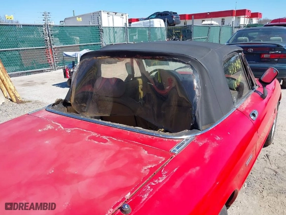 1989 Alfa Romeo Spider Graduate with VIN ZARBA5641K1063527, listed as a IAAI auction lot 41884427 with 107,243 mi miles. Bid and sale history available at carsss.com. Image 6.