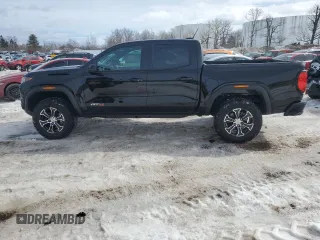2024 GMC Canyon 4WD AT4 z VIN 1GTP6DEK7R1219298, wystawiony jako Copart lot #46954975 z przebiegiem 5325 mil mil oraz Szkody całkowita. Historia ofert i sprzedaży dostępna na DreamBid. Obrazek 12.