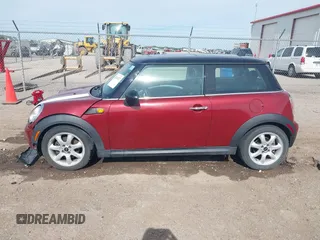 2009 MINI Hardtop z VIN WMWMF33579TW73000, wystawiony jako IAAI lot #42244237 z przebiegiem 108 332 mil mil oraz . Historia ofert i sprzedaży dostępna na DreamBid. Obrazek 14.