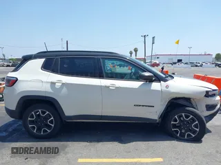 2020 Jeep Compass Trailhawk z VIN 3C4NJDDB5LT248662, wystawiony jako IAAI lot #42574553 z przebiegiem 28 118 mil mil oraz . Historia ofert i sprzedaży dostępna na DreamBid. Obrazek 13.