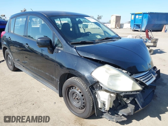 2008 Nissan Versa S z VIN 3N1BC13E28L454216, wystawiony jako IAAI lot #41992366 z przebiegiem 195 288 mil mil oraz . Historia ofert i sprzedaży dostępna na DreamBid. Obrazek 1.