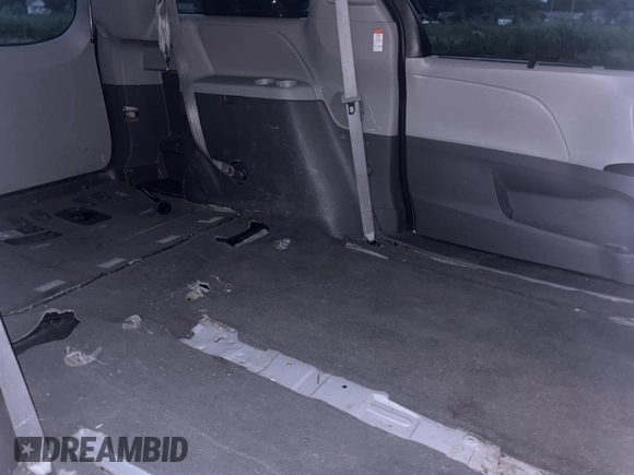 2020 Toyota Sienna XLE Auto Access Seat с VIN 5TDYZ3DC0LS030115, выставлен на аукционе Copart как лот 61694465 с пробегом 153 756 миль миль и Чистый • Clean title. История ставок и продаж доступна на DreamBid. Изображение 6.