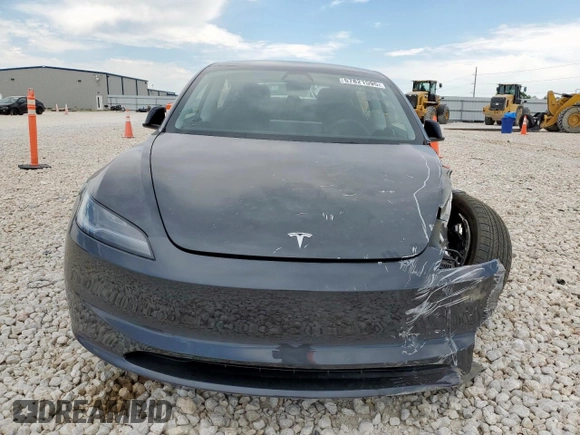 2025 Tesla Model 3 Long Range z VIN 5YJ3E1EA5SF000814, wystawiony jako Copart lot #57821595 z przebiegiem 727 mil mil oraz Szkoda całkowita • Salvage title. Historia ofert i sprzedaży dostępna na DreamBid. Obrazek 5.