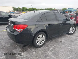 2014 Chevrolet Cruze LS z VIN 1G1PA5SH8E7243705, wystawiony jako IAAI lot #42420419 z przebiegiem 178 013 mil mil oraz . Historia ofert i sprzedaży dostępna na DreamBid. Obrazek 4.