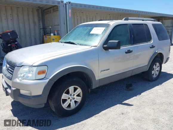 2006 Ford Explorer XLT z VIN 1FMEU63E26UA69774, wystawiony jako IAAI lot #42384629 z przebiegiem 183 795 mil mil oraz . Historia ofert i sprzedaży dostępna na DreamBid. Obrazek 2.