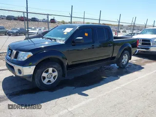 2008 Nissan Frontier LE z VIN 1N6AD09W18C401564, wystawiony jako IAAI lot #42159709 z przebiegiem 160 880 mil mil oraz . Historia ofert i sprzedaży dostępna na DreamBid. Obrazek 2.