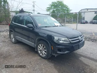 2017 Volkswagen Tiguan Wolfsburg Edition z VIN WVGSV7AX3HK037795, wystawiony jako IAAI lot #42497812 z przebiegiem 86 211 mil mil oraz . Historia ofert i sprzedaży dostępna na DreamBid. Obrazek 1.