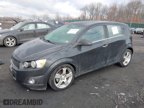 2012 Chevrolet Sonic LTZ z VIN 1G1JE6SH2C4114048, wystawiony jako IAAI lot #41678246 z przebiegiem 138 863 mil mil oraz . Historia ofert i sprzedaży dostępna na DreamBid. Obrazek 2.