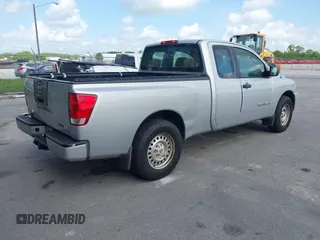 2008 Nissan Titan XE z VIN 1N6BA06A48N358946, wystawiony jako IAAI lot #42456610 z przebiegiem 217 552 mil mil oraz . Historia ofert i sprzedaży dostępna na DreamBid. Obrazek 4.