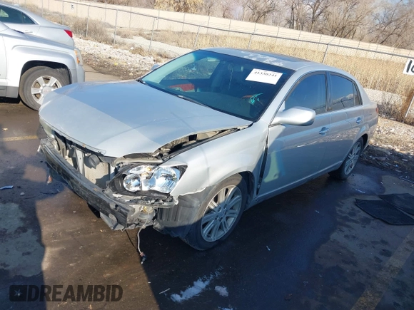 2005 Toyota Avalon XL z VIN 4T1BK36B75U044022, wystawiony jako IAAI lot #41330241 z przebiegiem 196 362 mil mil oraz . Historia ofert i sprzedaży dostępna na DreamBid. Obrazek 2.