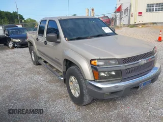 2004 Chevrolet Colorado 1SB LS Z85 z VIN 1GCDS136048113441, wystawiony jako IAAI lot #42472678 z przebiegiem 254 867 mil mil oraz . Historia ofert i sprzedaży dostępna na DreamBid. Obrazek 1.