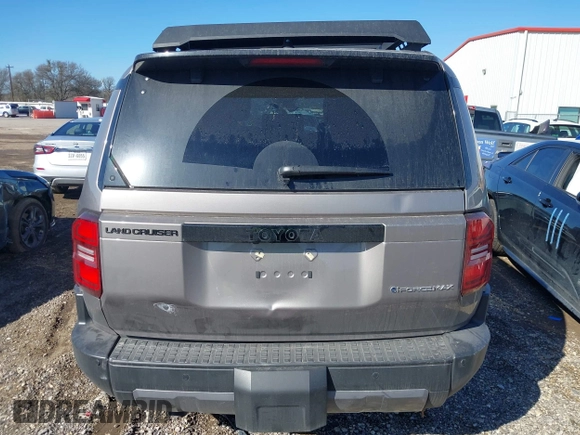 2024 Toyota Land Cruiser z VIN JTEABFAJ3RK001357, wystawiony jako IAAI lot #41206628 z przebiegiem 7060 mil mil oraz . Historia ofert i sprzedaży dostępna na DreamBid. Obrazek 16.
