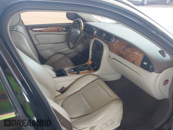 2005 Jaguar XJ Vanden Plas z VIN SAJWA82C05SG47589, wystawiony jako IAAI lot #42409697 z przebiegiem 222 598 mil mil oraz . Historia ofert i sprzedaży dostępna na DreamBid. Obrazek 5.
