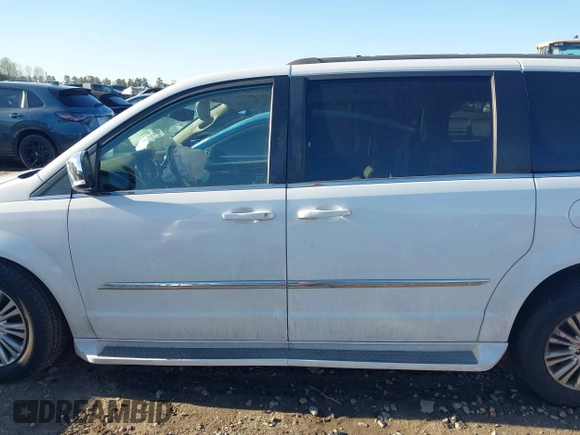 2015 Chrysler Town & Country Touring L z VIN 2C4RC1CG5FR728019, wystawiony jako IAAI lot #41848508 z przebiegiem 118 612 mil mil oraz . Historia ofert i sprzedaży dostępna na DreamBid. Obrazek 15.