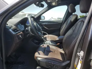 2020 BMW X1 xDrive28i с VIN WBXJG9C06L5R54942, выставлен на аукционе Copart как лот 54262435 с пробегом 65 217 миль миль и Списание • Salvage title. История ставок и продаж доступна на DreamBid. Изображение 7.