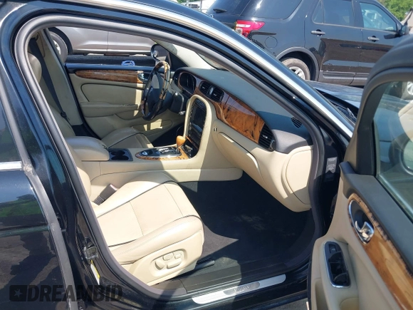 2007 Jaguar XJ Vanden Plas z VIN SAJWA82B87SH13560, wystawiony jako IAAI lot #42502145 z przebiegiem 211 075 mil mil oraz . Historia ofert i sprzedaży dostępna na DreamBid. Obrazek 5.