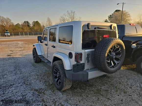 2011 Jeep Wrangler Unlimited Sahara with VIN 1J4BA5H16BL627992, listed as a Copart auction lot 49184625 with 197,845 mi miles and Clean Title. Bid and sale history available at carsss.com. Image 3.