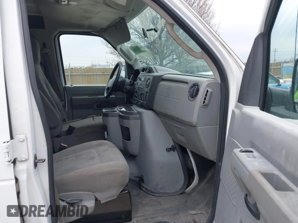 2013 Ford Econoline Cargo Commercial z VIN 1FTNE2EW5DDA32862, wystawiony jako IAAI lot #42012064 z przebiegiem 123 985 mil mil oraz . Historia ofert i sprzedaży dostępna na DreamBid. Obrazek 5.