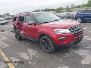 2019 Ford Explorer XLT z VIN 1FM5K8D80KGA41393, wystawiony jako IAAI lot #42287545 z przebiegiem 72 162 mil mil oraz . Historia ofert i sprzedaży dostępna na DreamBid. Obrazek 1.