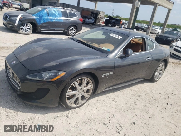2014 Maserati GranTurismo Sport z VIN ZAM45VLA5E0086834, wystawiony jako Copart lot #46795014 z przebiegiem Nie podano mil oraz Szkoda całkowita • Salvage title. Historia ofert i sprzedaży dostępna na DreamBid. Obrazek 1.