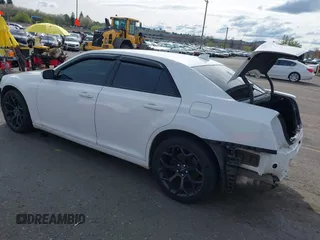 2019 Chrysler 300 S z VIN 2C3CCABG1KH654366, wystawiony jako IAAI lot #41980285 z przebiegiem 55 639 mil mil oraz . Historia ofert i sprzedaży dostępna na DreamBid. Obrazek 3.