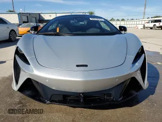 2023 McLaren Artura z VIN SBM16AEA4PW001953, wystawiony jako Copart lot #80270564 z przebiegiem 5956 mil mil oraz Nie do naprawy. Historia ofert i sprzedaży dostępna na DreamBid. Obrazek 5.
