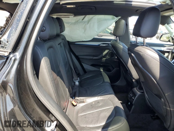 2018 BMW X1 xDrive28i z VIN WBXHT3C33J5L24441, wystawiony jako Copart lot #60468645 z przebiegiem 83 339 mil mil oraz Szkoda całkowita • Salvage title. Historia ofert i sprzedaży dostępna na DreamBid. Obrazek 10.