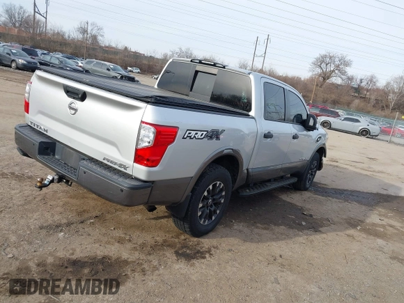 2017 Nissan Titan SL z VIN 1N6AA1E58HN506456, wystawiony jako IAAI lot #41521294 z przebiegiem 59 252 mil mil oraz . Historia ofert i sprzedaży dostępna na DreamBid. Obrazek 4.