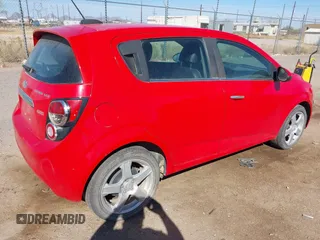 2015 Chevrolet Sonic LTZ z VIN 1G1JE6SB5F4208568, wystawiony jako IAAI lot #41765909 z przebiegiem Nie podano mil oraz . Historia ofert i sprzedaży dostępna na DreamBid. Obrazek 4.