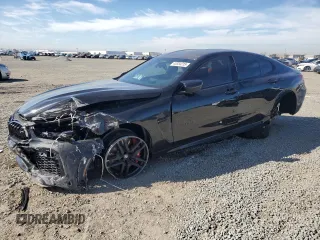 2025 BMW M8 Competition z VIN WBSGV0C04SCS46541, wystawiony jako Copart lot #43554215 z przebiegiem Nie podano mil oraz Szkody całkowita. Historia ofert i sprzedaży dostępna na DreamBid. Obrazek 1.