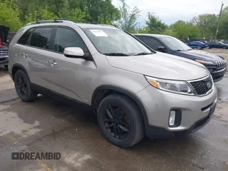 2014 Kia Sorento LX z VIN 5XYKTCA63EG531280, wystawiony jako IAAI lot #42156055 z przebiegiem 103 947 mil mil oraz . Historia ofert i sprzedaży dostępna na DreamBid. Obrazek 1.