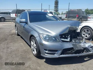 2013 Mercedes-Benz C 250 z VIN WDDGJ4HB3DG045364, wystawiony jako IAAI lot #42311446 z przebiegiem 132 499 mil mil oraz . Historia ofert i sprzedaży dostępna na DreamBid. Obrazek 1.