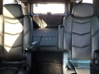 2018 Cadillac Escalade ESV Platinum z VIN 1GYS4KKJ4JR270516, wystawiony jako Copart lot #46444615 z przebiegiem 130 731 mil mil oraz Czysty tytuł • Clean title. Historia ofert i sprzedaży dostępna na DreamBid. Obrazek 10.