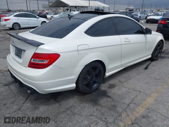 2014 Mercedes-Benz C 250 z VIN WDDGJ4HB6EG184292, wystawiony jako IAAI lot #42183329 z przebiegiem 122 449 mil mil oraz . Historia ofert i sprzedaży dostępna na DreamBid. Obrazek 4.