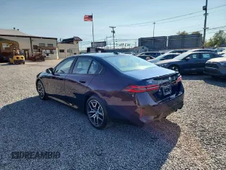2024 BMW i5 eDrive40 z VIN WBY33FK03RCR31834, wystawiony jako Copart lot #76007834 z przebiegiem 60 mil mil oraz Szkody całkowita. Historia ofert i sprzedaży dostępna na DreamBid. Obrazek 2.