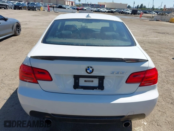2012 BMW 3 Series 335i z VIN WBAKG7C50CE802783, wystawiony jako IAAI lot #42147783 z przebiegiem 76 083 mil mil oraz . Historia ofert i sprzedaży dostępna na DreamBid. Obrazek 17.