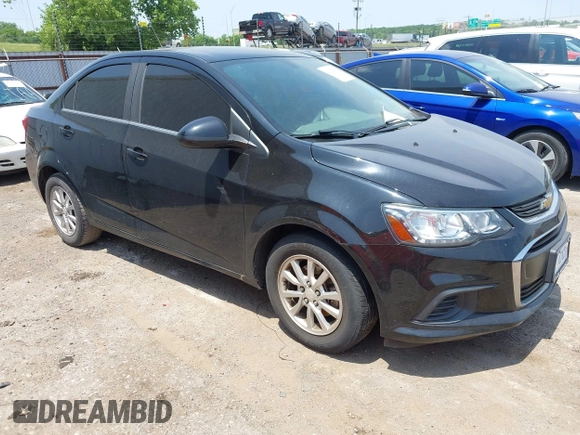 2018 Chevrolet Sonic LT z VIN 1G1JD5SH7J4119014, wystawiony jako IAAI lot #42320707 z przebiegiem 88 296 mil mil oraz . Historia ofert i sprzedaży dostępna na DreamBid. Obrazek 1.