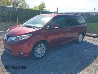 2015 Toyota Sienna XLE z VIN 5TDYK3DC4FS590924, wystawiony jako IAAI lot #42104086 z przebiegiem 209 280 mil mil oraz . Historia ofert i sprzedaży dostępna na DreamBid. Obrazek 2.