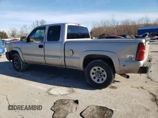 2005 Chevrolet Silverado 1500 LS z VIN 2GCEK19TX51227453, wystawiony jako Copart lot #43536435 z przebiegiem 200 795 mil mil oraz Czysty tytuł • Clean title. Historia ofert i sprzedaży dostępna na DreamBid. Obrazek 2.