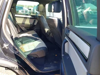 2017 Volkswagen Touareg Wolfsburg Edition z VIN WVGRF7BP6HD006748, wystawiony jako IAAI lot #41483215 z przebiegiem 97 816 mil mil oraz . Historia ofert i sprzedaży dostępna na DreamBid. Obrazek 8.