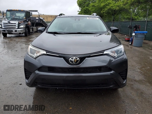 2017 Toyota RAV4 LE z VIN JTMZFREV5HJ130828, wystawiony jako Copart lot #58400825 z przebiegiem 99 116 mil mil oraz Szkoda całkowita • Salvage title. Historia ofert i sprzedaży dostępna na DreamBid. Obrazek 5.