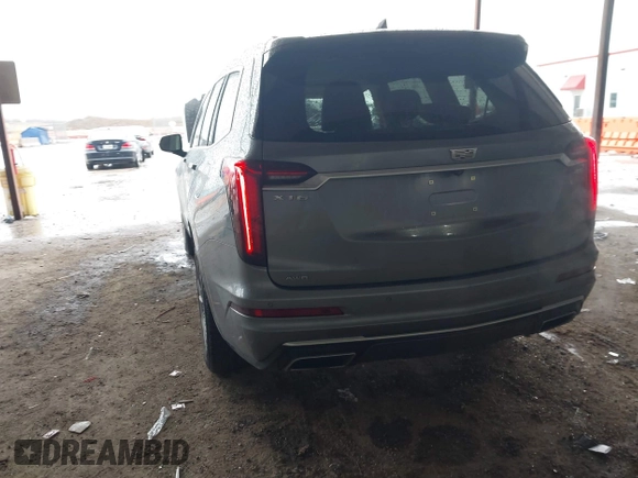 2022 Cadillac XT6 Premium Luxury z VIN 1GYKPDRS1NZ108012, wystawiony jako IAAI lot #41178333 z przebiegiem 83 987 mil mil oraz . Historia ofert i sprzedaży dostępna na DreamBid. Obrazek 3.