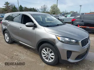 2019 Kia Sorento LX z VIN 5XYPG4A35KG533677, wystawiony jako IAAI lot #42053062 z przebiegiem 117 139 mil mil oraz . Historia ofert i sprzedaży dostępna na DreamBid. Obrazek 1.