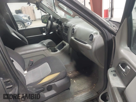 2004 Ford Expedition Special Service with VIN 1FMPU15L74LA92803, listed as a IAAI auction lot 41540002 with 312,510 mi miles. Bid and sale history available at carsss.com. Image 5.