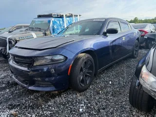 2015 Dodge Charger SE z VIN 2C3CDXBGXFH897454, wystawiony jako Copart lot #52549855 z przebiegiem 185 020 mil mil oraz Szkoda całkowita • Salvage title. Historia ofert i sprzedaży dostępna na DreamBid. Obrazek 1.
