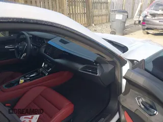 2023 Audi RS e-tron GT z VIN WAUBHBFW5P7903655, wystawiony jako IAAI lot #40952092 z przebiegiem 8959 mil mil oraz . Historia ofert i sprzedaży dostępna na DreamBid. Obrazek 5.