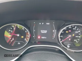 2020 Jeep Compass Latitude z VIN 3C4NJCBB3LT211543, wystawiony jako IAAI lot #42130702 z przebiegiem 70 227 mil mil oraz . Historia ofert i sprzedaży dostępna na DreamBid. Obrazek 7.