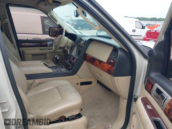 2006 Lincoln Navigator Luxury z VIN 5LMFU27536LJ11833, wystawiony jako IAAI lot #42377770 z przebiegiem 171 885 mil mil oraz . Historia ofert i sprzedaży dostępna na DreamBid. Obrazek 5.