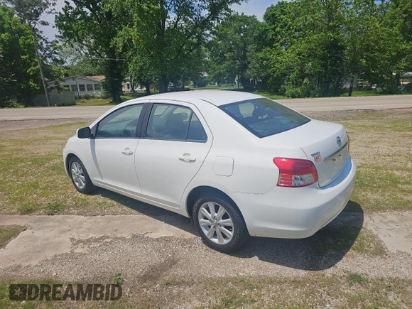 2009 Toyota Yaris z VIN JTDBT903991341371, wystawiony jako Copart lot #57634955 z przebiegiem 205 618 mil mil oraz Tytuł czysty. Historia ofert i sprzedaży dostępna na DreamBid. Obrazek 3.